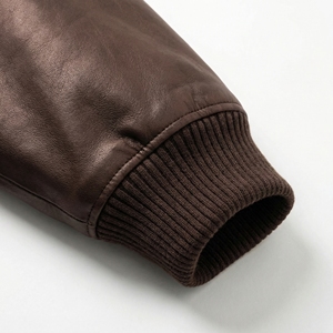 Chaqueta Bomber de Cuero Marrón |   Abrigo clásico de piel sintética con cremallera |   Chaqueta Bomber Oversize Estilo Universitario |   Fabricante OEM Personalizado - Product Image 5