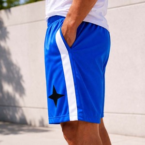 กางเกงขาสั้นกีฬาผู้ชายสีน้ำเงินพิมพ์โลโก้ตามสั่ง แห้งเร็ว เหมาะสำหรับวิ่งและออกกำลังกาย มีแถบข้าง ขายส่ง - Product Image 3