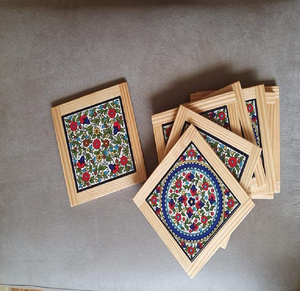 Planches à fromage carrées en bois avec incrustations de carreaux géométriques assortis. Disponible aux prix de gros. - Product Image 3