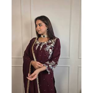 Hermoso Conjunto de Top, Falda y Dupatta de Chifón para Fiestas que Realza la Apariencia Elegante - Product Image 3