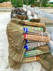 ไม้กวาดหญ้าธรรมชาติรักษ์โลก ด้ามจับไม้กวาดขนาด 90/100/120 ซม. ขายส่ง ไม้กวาดใยหญ้าเสือขายดี - Product Image 4