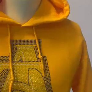 เสื้อสเวตเชิ้ตมีฮู้ดสีเหลืองสำหรับผู้ชาย แบรนด์ INDEX ประดับโลโก้ตัวอักษรด้วยคริสตัล ผ้าฟลีซ สวมใส่สบาย ทรงปกติ เหมาะสำหรับฤดูใบไม้ร่วง - Product Image 3