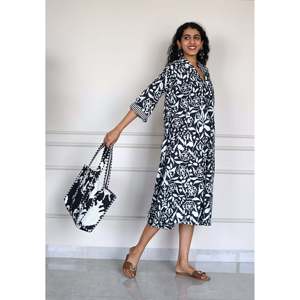 Vestido Casual Mystic Garden en Negro, Talla S-L - Product Image 2