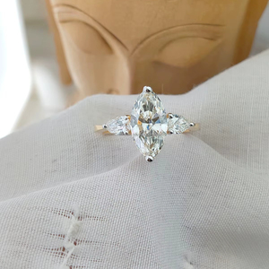 Anillo de Diamante Corte Marquesa en Oro Amarillo con Piedras Laterales, Diseño Elegante con Brillo Radiante, Perfecto para Compromisos y Regalos - Product Image 1