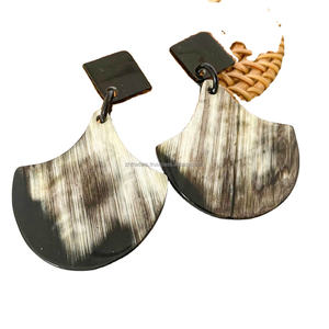 Boucles d'oreilles pendantes classiques uniques en corne de buffle naturelle, faites à la main, personnalisables (couleur, logo), luxe, mode, très populaires - Product Image 6