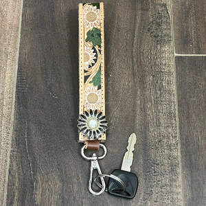 Correa de cuero de vaca hecha a mano por un diseñador con concho metálico de girasol y cierre de mosquetón, llavero estilo western. - Product Image 4