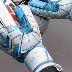 ถุงมือผู้รักษาประตูเยอรมันสีขาวและสีน้ำเงินคุณภาพพรีเมียม แฟชั่นทันสมัย ขายส่งระดับมืออาชีพ พร้อมสายรัดยางลาเท็กซ์ ฝ่ามือเรียบ - Product Image 4