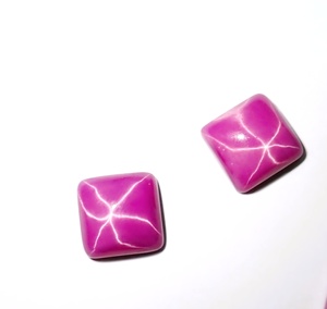 Rubis Étoilé Rouge Carré 10x10 mm 7 Carats Créé en Laboratoire Poli Opaque Cabochon avec Effet Étoile à 6 Branches pour la Fabrication de Bijoux - Product Image 3