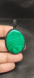 จี้มาลาไคต์คุณภาพสูง ทองเหลืองธรรมชาติ พร้อมงานถักมาคราเม่แบบมีกรอบ ราคาขายส่ง ขายดีที่สุดจากเมืองชัยปุระ - Product Image 4