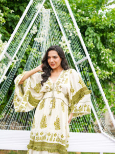 Robe maxi en dentelle florale blanche bohème pour femmes, été, longue, légère, fluide, tenue de villégiature, tenue de mode de haute qualité - Product Image 3