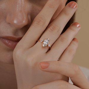 Anillo de Compromiso con Diamante Corte Marquesa en Oro Rosa con Piedras Laterales Trillón, Elegante Anillo de Promesa Nupcial, Joyería Fina de Lujo, Regalo - Product Image 4