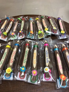 Llavero Clásico Ecológico de Madera Tallada, Hecho a Mano con Madera de Tamarindo, Decorado con Cuerda de Color y Flor de Papel de Morera TH - Product Image 3