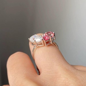 แหวนมอสซาไนต์สีชมพูและสีขาว 2 กะรัต ทรงลูกแพร์ รุ่น Promise Toi Moi ตัวเรือนเงินแท้ 925 ชุบทอง ดีไซน์ทันสมัย เหมาะเป็นของขวัญ - Product Image 3