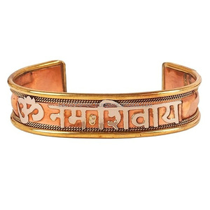 Brazalete Artesanal de Cobre y Latón con Mantra Om Namah Shivaya, Brazalete Tibetano con Mantra de Shiva, MOQ Bajo - Product Image 6
