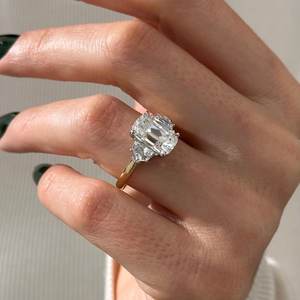 Bague à trois pierres de 4 carats, taille antique coussin allongé et taille ancienne mine coussin à trois pierres, monture en platine bicolore, certifiée IGI - Product Image 6