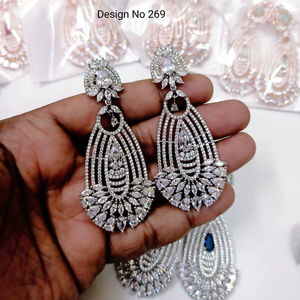 ต่างหูยาวประดับเพชรเทียมชุบเงินคลาสสิก ชุดเครื่องประดับเลียนแบบสำหรับเจ้าสาว งานพิธีการ และงานกลางคืน - Product Image 1