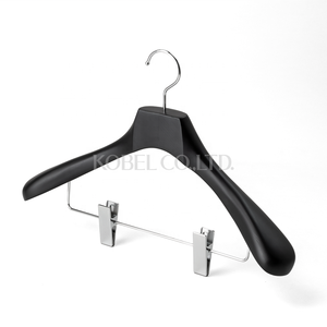 Cintre japonais de luxe en bois poli pour manteaux de femmes HA25P _ 0109 Cintre de veste en bois de fabricant japonais pour femmes - Product Image 1