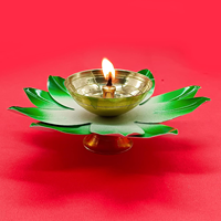 Diya en laiton Lotus pour Pooja, lampe à huile traditionnelle en laiton avec un élégant motif de fleur de lotus, Diya décorative pour la prière hindoue à la maison