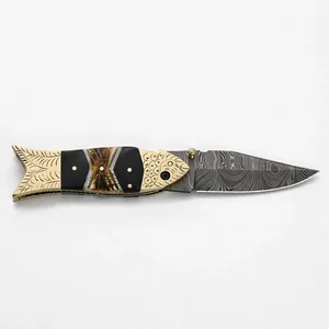 Couteau pliant décoratif avec manche noir-brun, poignées gravées dorées et lame à motifs, idéal pour les voyages en plein air et la collection - Product Image 3