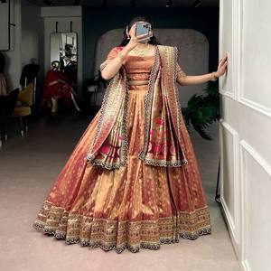 Ensemble Lehenga en Organza VASTRA COTTAGE avec Bordure en Dentelle Zari, Blouse Non Cousue et Dupatta en Soie Jacquard Paithani - Product Image 6