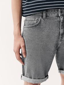 Pantalones cortos de mezclilla modernos para hombre, diseñados para brindar comodidad y durabilidad. El tejido ligero y elástico garantizan un ajuste relajado para usar durante todo el día. - Product Image 3