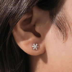 ต่างหูแบบติดหูทรงดาวประดับเพชรคลัสเตอร์ทองคำแท้ 14K เพชรเพาะเลี้ยงในห้องปฏิบัติการ ดีไซน์เรียบหรูทรงบาแกตต์ เหมาะสำหรับเจาะหูแบบเฮลิกซ์ ต่างหูแฟชั่น - Product Image 3