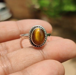 แหวนเงินแท้ 925 ประดับพลอยตาเสือทรงรีแบบคาโบชอง ขายส่งเครื่องประดับ - Product Image 2