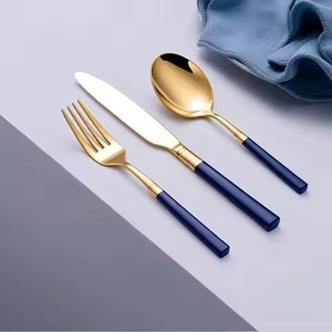 Ensemble de couverts en métal faits à la main avec finition miroir pour une présentation et un style de table de luxe - Product Image 3