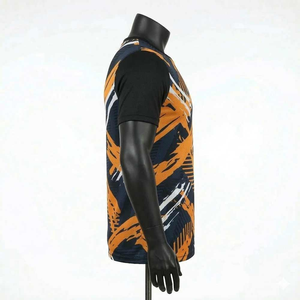 Camiseta de Manga Corta con Cuello Redondo y Estampado Geométrico Azul Marino y Naranja para Hombre, de Secado Rápido, Tejido Deportivo, Corte Regular - Product Image 3