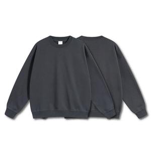Sudadera unisex azul claro de cuello redondo, corte regular, tejido de algodón, estilo casual para otoño con logo estampado en relieve. - Product Image 5