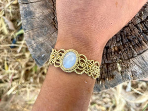 Pulsera de Macramé Dorado Hecha a Mano con Piedra Lunar, Brazalete Ajustable de Piedras Preciosas Estilo Boho para Mujer - Product Image 3