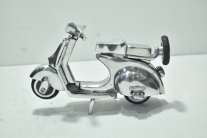 Maqueta Metálica de Scooter Vespa Hecha a Mano de Primera Calidad para Decoración de Escritorio en Casa u Oficina, Clásica y Disponible al Mejor Precio - Product Image 3