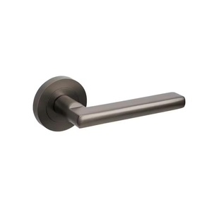 Manija de Puerta Moderna de Acero Inoxidable Color Plata Mate, Duradera, Personalizable con Cerradura de Barra para Privacidad en el Hogar - Product Image 5