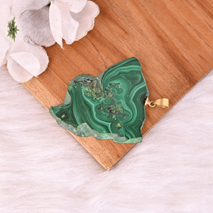 Colgante de Piedra Verde Única de Malaquita Natural en Estalactita con Baño de Oro sobre Latón, 21.3 g - Product Image 6