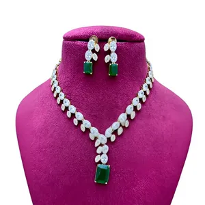 ชุดสร้อยคอพร้อมต่างหูประดับมรกตสีเขียวทองเหลืองและเพชรคิวบิกเซอร์โคเนีย สไตล์อินเดียสำหรับเจ้าสาว - Product Image 1