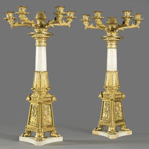 Candelabro central de oro regal con cuenco central y figura de diosa en relieve, disponible a precios de mayorista. - Product Image 3