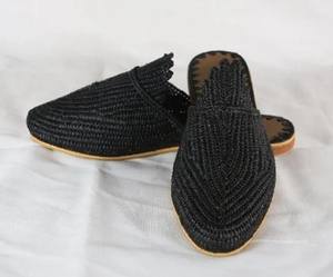 Mules en raphia noir : Chaussures marocaines pointues faites à la main - Product Image 1