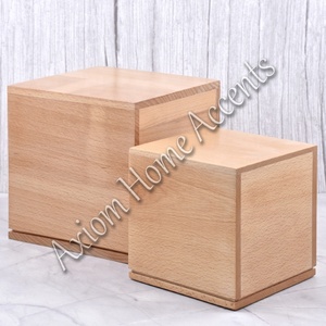 Urne en bois élégante avec des sculptures complexes et une finition brillante pour un hommage digne aux êtres chers par Axiom Home Accents - Product Image 6