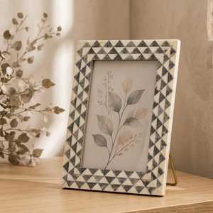 Porte-photos en résine artisanale haut de gamme avec incrustation d'os, cadre décoratif personnalisé avec design mosaïque artistique pour les intérieurs modernes et luxueux - Product Image 4