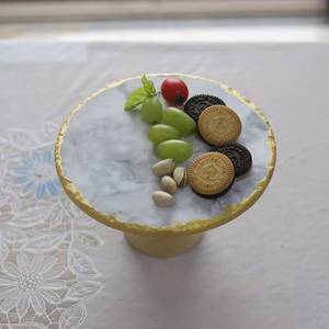 Support à gâteau rond en marbre avec bord doré, plateau de présentation de dessert en résine fait main, décoration de table - Product Image 1