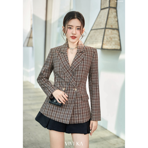เสื้อเบลเซอร์ผู้หญิงสีแดงเบอร์กันดี แบรนด์ VIVI KA ODM OEM แบบกระดุมแถวเดียว ปกคอปกแบบเว้า ตกแต่งอีพาเล็ตต์ ผ้าวอร์สเตดเนื้อแน่น ป้องกันรอยยับ ทรงเข้ารูป - Product Image 4