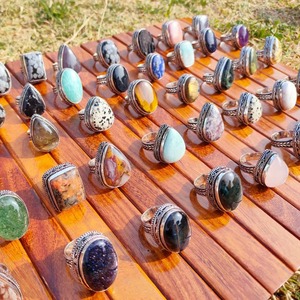 Anillo de Latón Clásico de la Mejor Calidad con Incrustaciones de Piedras Preciosas, Cristales Curativos para Yoga, Meditación y Uso Espiritual, Disponible en Grandes Cantidades - Product Image 4