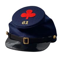 Reproducción de una gorra Kepi de artillería de la Guerra Civil Estadounidense con un distintivo cúpula roja, una banda gris oscuro y una visera de cuero negro.