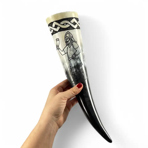 Auténtica Jarra de Cuerno de Búfalo Grabada, Estilo Vikingo, Tallada a Mano, Recipiente Medieval para Cerveza, Jarra Personalizada con Logotipo, Vaso de Bar - Product Image 1