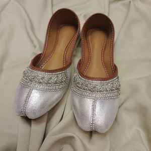 Chaussures Khussa pour femme, bleu ciel, brodées, chaussures traditionnelles pakistanaises pour femmes, Jutti, légères, vente en gros, faites à la main, ethniques - Product Image 3