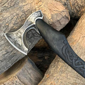 Hache artisanale sur le thème des Vikings avec poignée en cuir de qualité supérieure et tête gravée pour décoration murale - Product Image 4
