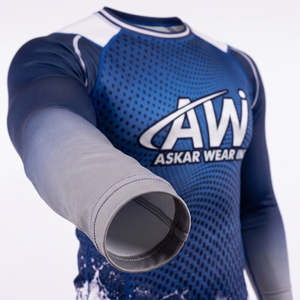 เสื้อ Rash Guard แขนยาวสำหรับผู้ชาย ยี่ห้อ Askar Wear ลายพิมพ์ Sublimation แห้งเร็ว ดีไซน์โลโก้ด้านหน้า สีน้ำเงิน-เทา - Product Image 3