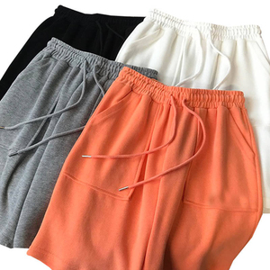 กางเกงขาสั้นเบอร์มิวด้าผู้ชาย สีเทาล้วน ผ้าโพลีเอสเตอร์ 100% เอวกลาง สวมใส่สบาย ระบายอากาศได้ดี แห้งเร็ว - Product Image 4