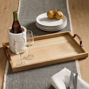 Bandeja de servir de madera natural hecha de madera clara con asas de cuero marrón resistentes para un transporte fácil y cómodo. - Product Image 6