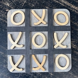 Jeu de Tic Tac Toe en bois artisanal pour enfants et cadeaux d'anniversaire, coloré avec des pièces rotatives fixes - Product Image 6